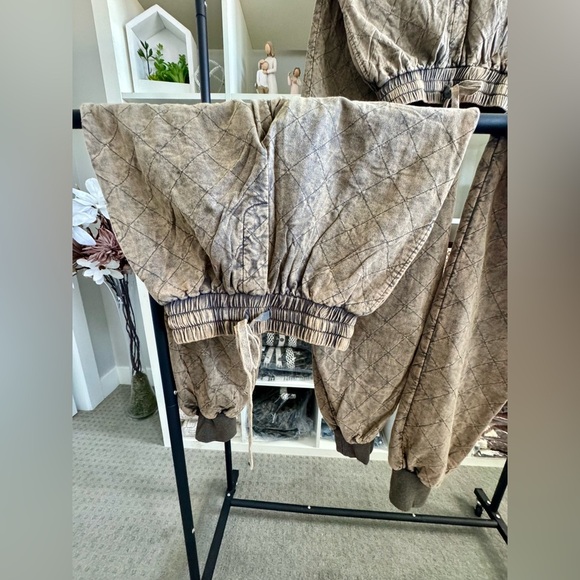 Oli & Hali boutique quilted joggers - Picture 5 of 7